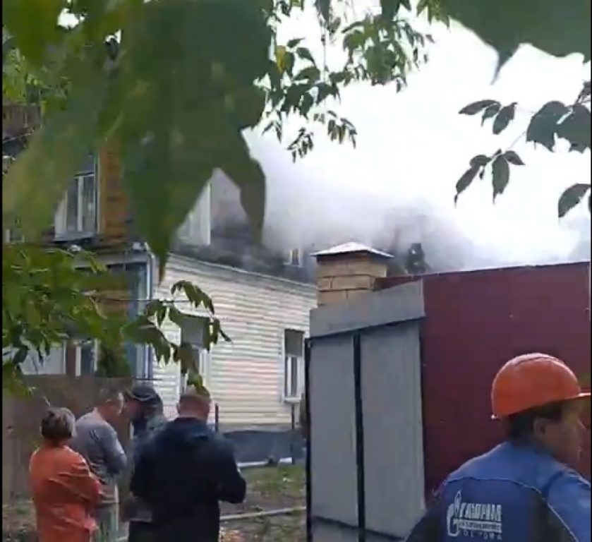 В Костроме пожарные тушат жилой дом на улице Энгельса