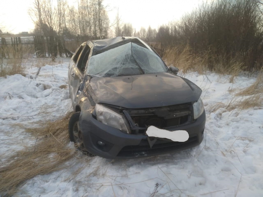 В Костромском районе автомобиль вылетел с дороги и приземлился на крышу