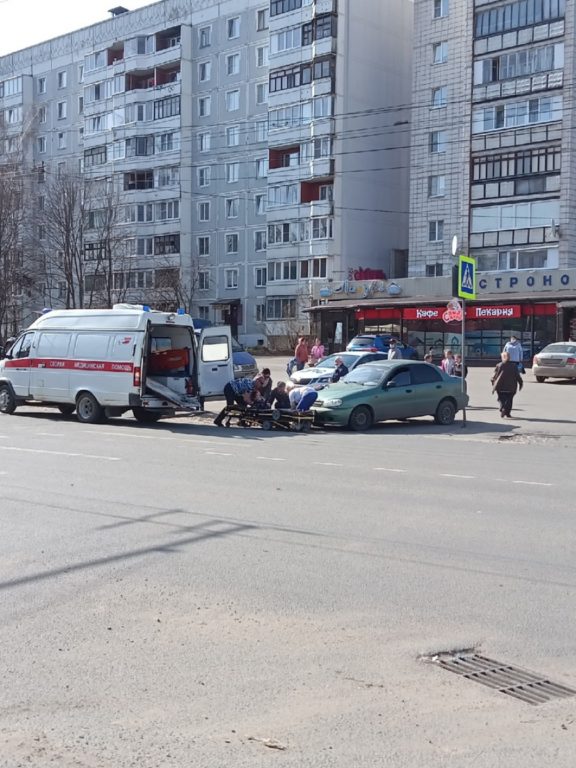В Костроме пожилая женщина упала под колеса машины