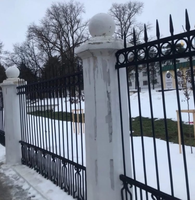 В Костроме в недавно отремонтированном парке начала отваливаться штукатурка