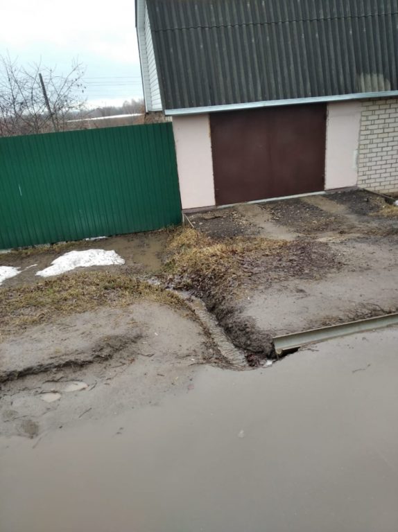 Соседские дрязги: спор за территорию привел жителей Костромской области в суд