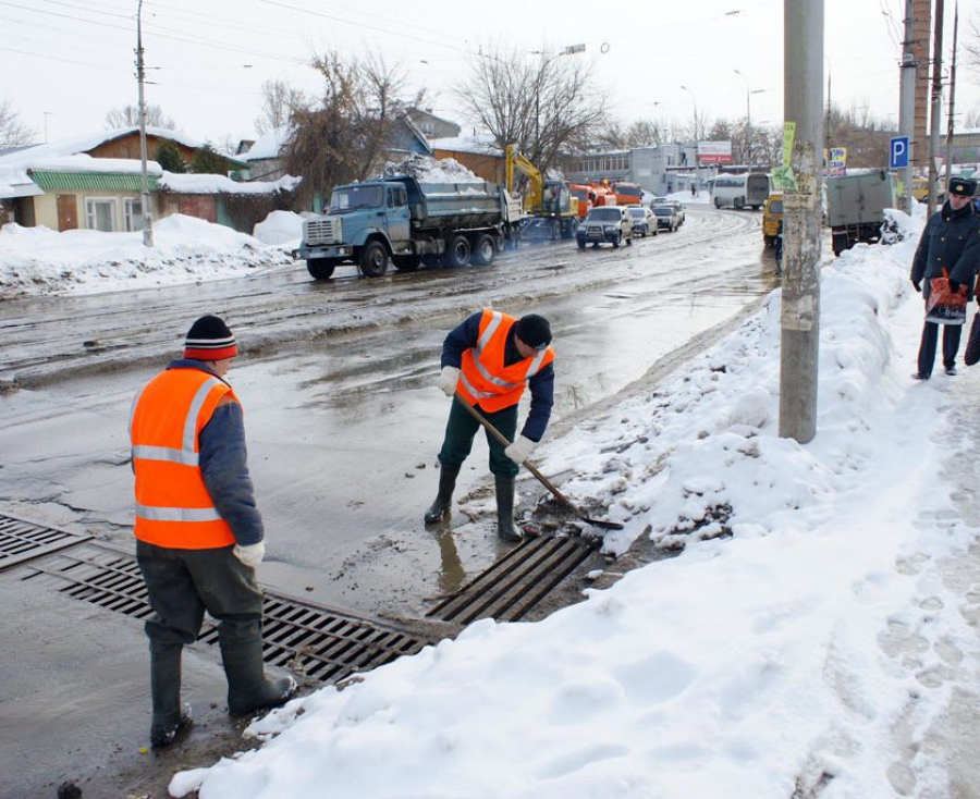 В Костроме расчищают ливневки и вывозят снег