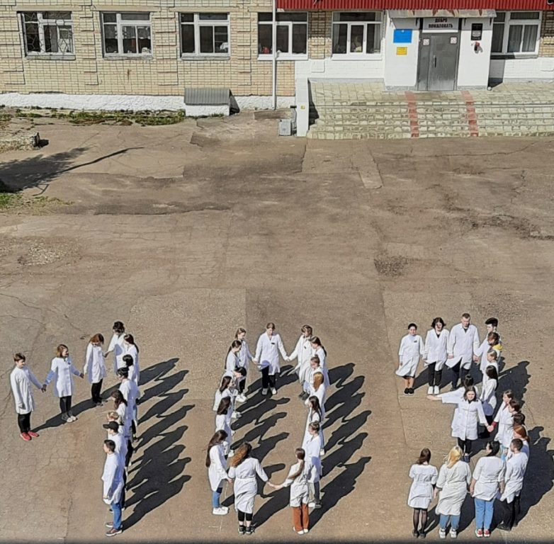 Костромичи отметили День работника «скорой помощи» фотофлешмобом