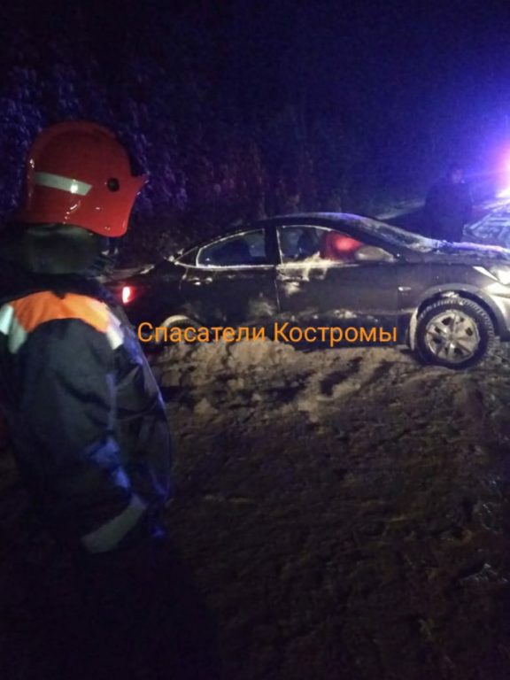 Костромские спасатели помогли замерзающей в кювете автоледи