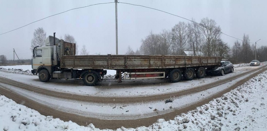 В Костроме пьяный водитель на «Мазде» врезался в стоящий грузовик
