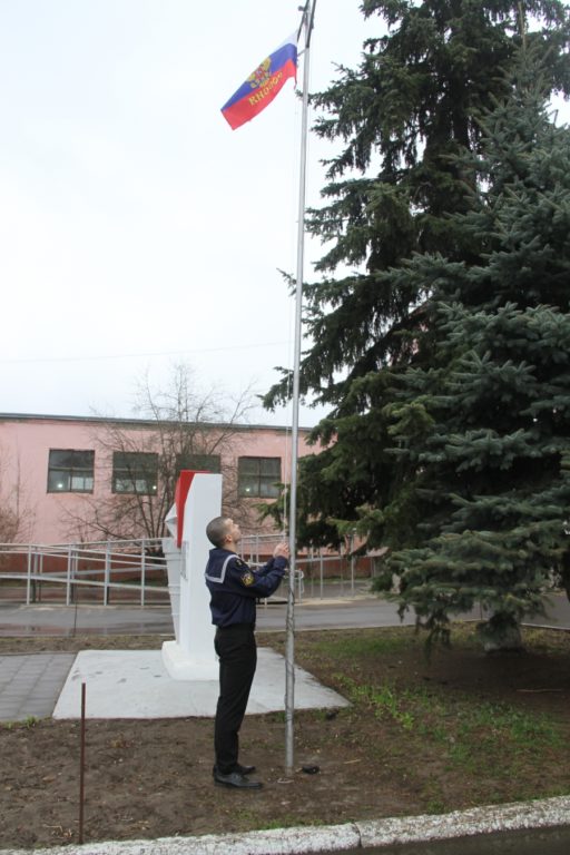 Ещё одна костромская школа решила начинать учебную неделю с поднятия флага РФ