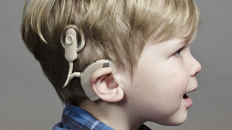 В Костромскую область доставили высокотехнологичные слуховые аппараты для шестилетнего мальчика