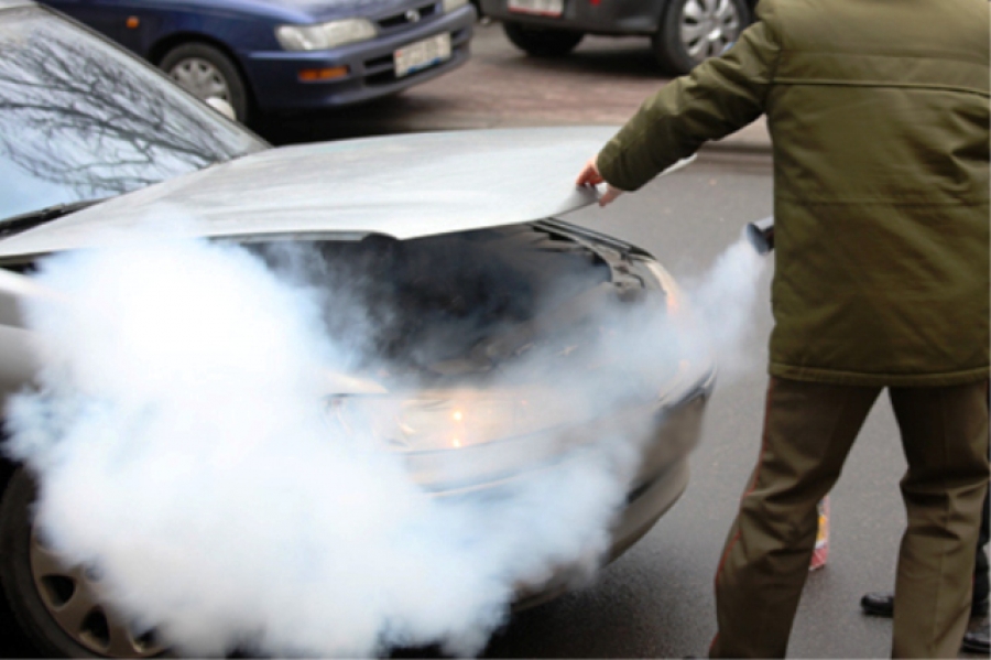 В Костроме вспыхнул припаркованный на Советской автомобиль