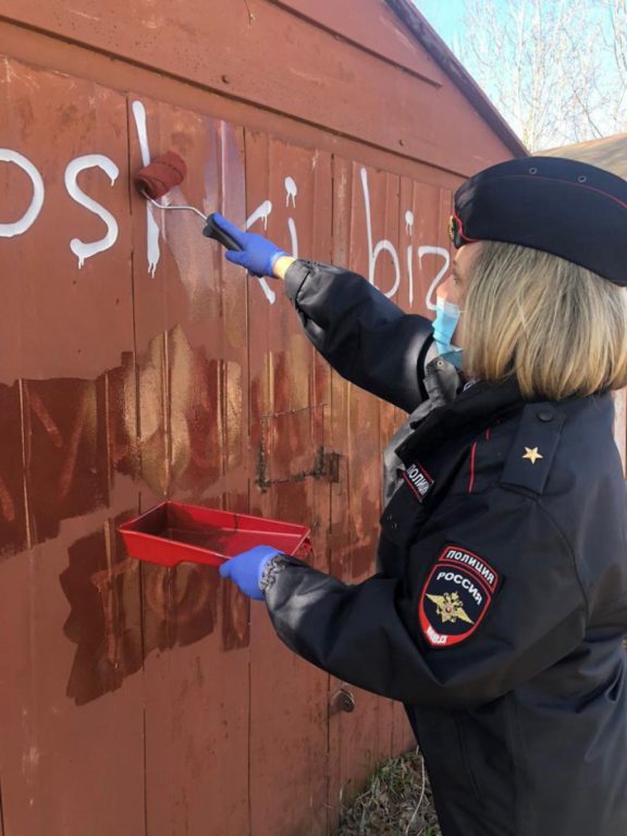В Костроме полицейские борются с наркотиками красками и кисточками