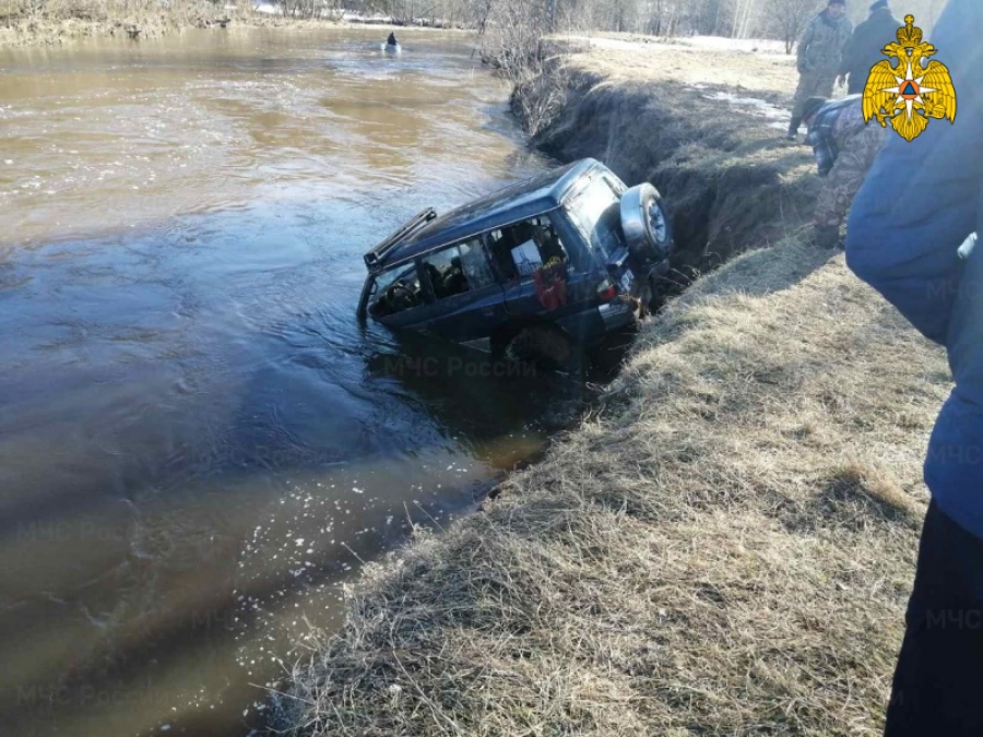В Костромской области затонул автомобиль с водителем