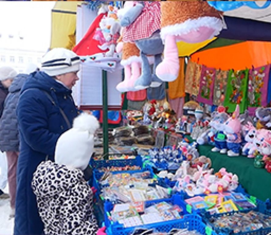 Новый год и зайцы: на Сусанинской площади открылась праздничная ярмарка