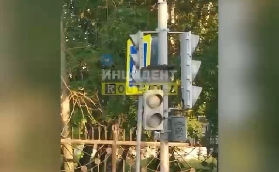 Сломанный светофор парализовал движение на оживленной улице в Костроме