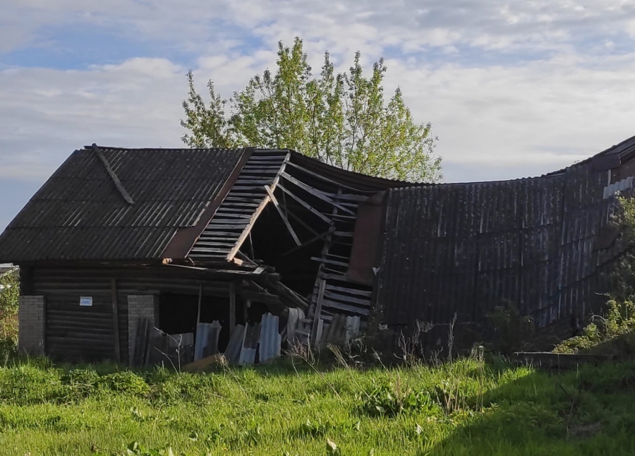 Опасная постройка под Костромой несколько месяцев угрожает жизни детей (ФОТО)