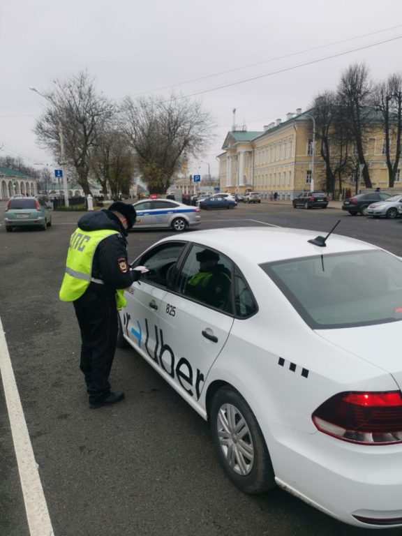 В Костроме таксисты продолжают ставить под угрозу безопасность пассажиров