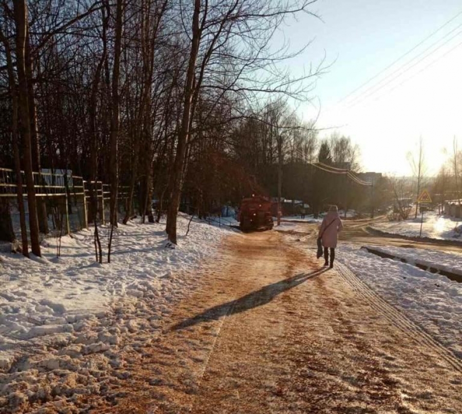 Посыпка тротуаров. Детские травмы от гололеда. Гололедица в Костроме 2023. Детские травмы от гололеда фото.