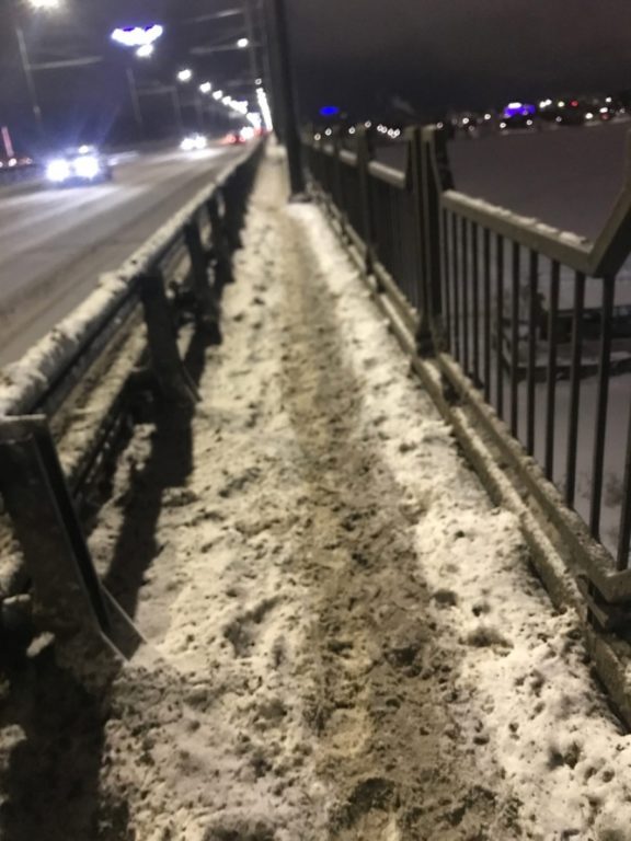 Костромичи жалуются на нечищеные тротуары и дыры на мосту
