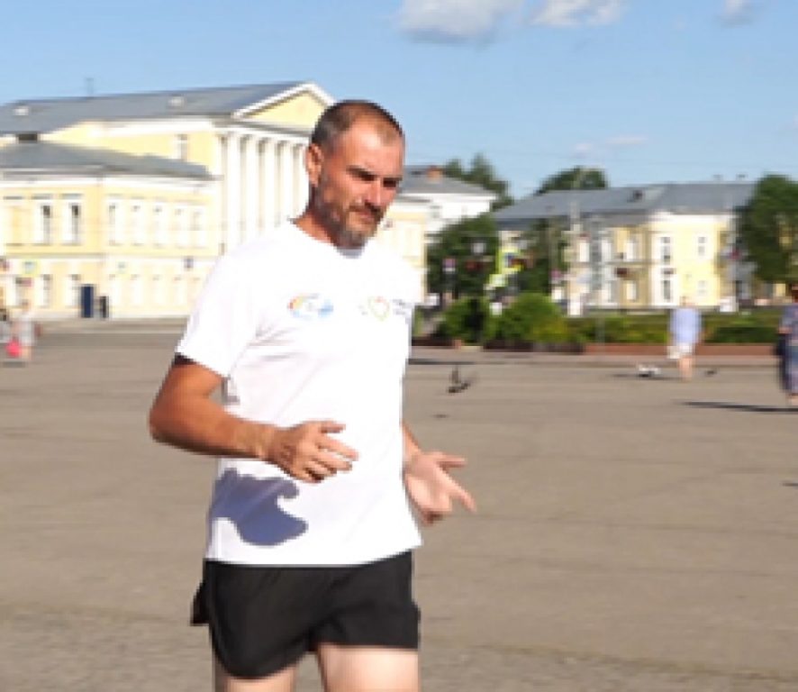 Из Владимира в Нижний: спортсмен-любитель бежит по России ради детей