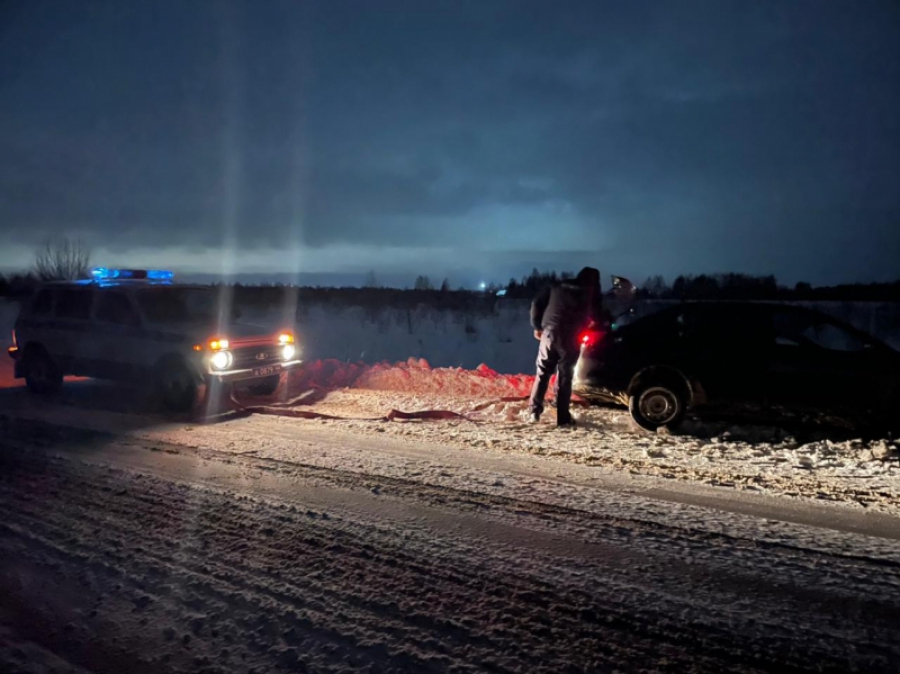 Полицейский из Костромского района нашёл в сугробе автомобиль