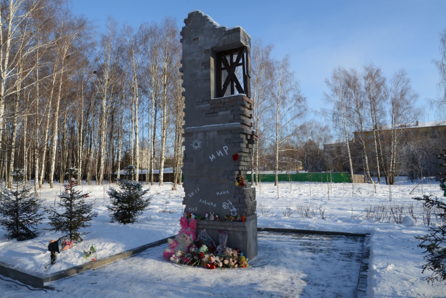 Костромичи несут цветы и игрушки к памятнику погибшим детям