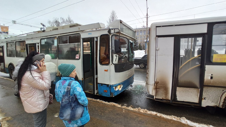 В Костроме в День всех влюблённых «поцеловались» автобус и троллейбус