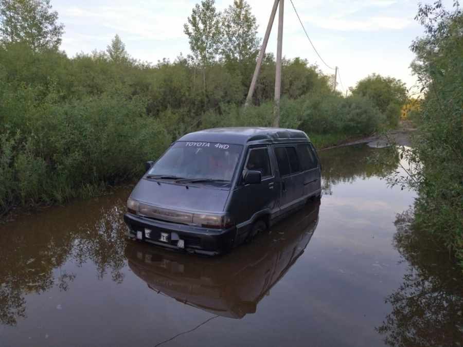 Костромские спасатели достали из огромной лужи застрявший автомобиль
