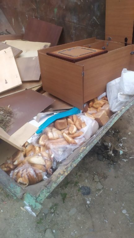 В Костроме вновь выбросили много хлеба в помойку