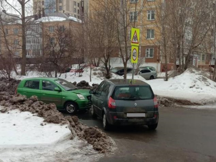 В Костроме женщина-водитель протаранила автомобиль с ребёнком