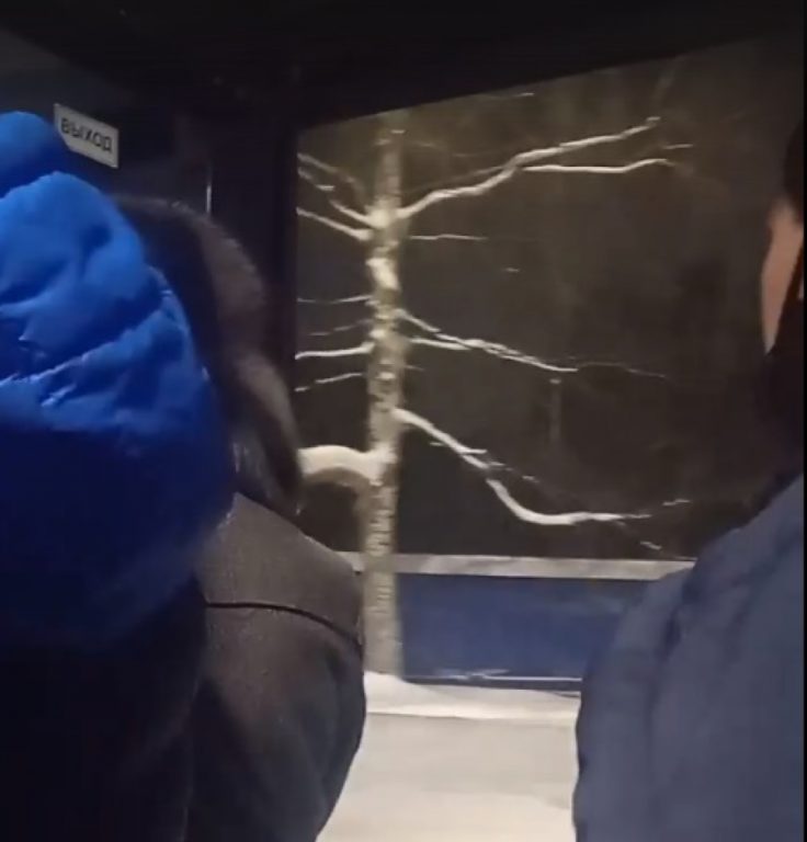 Пассажиров в Костроме возил автобус с открытой дверью