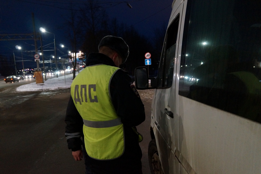 В Костроме госавтоинспекторы проверили автобусы, которые перевозят пассажиров по заказу