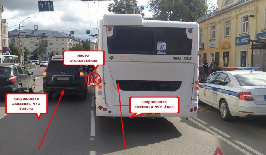 Автобус и автомобиль не смогли разъехаться на главной улице Костромы