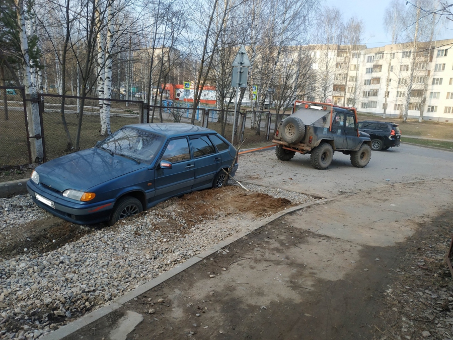 В Костроме между школой и садиком в Давыдовском появилась ловушка для машин