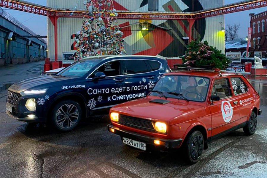 Костромской Снегурочке привезли подарки от Деда Мороза на ретро-автомобиле