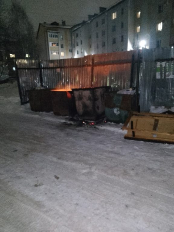В Костроме неизвестный поджег мусорный контейнер