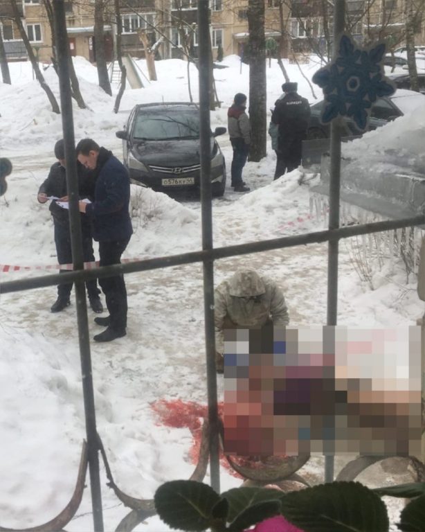 В Костроме женщина выпала из окна в одном нижнем белье