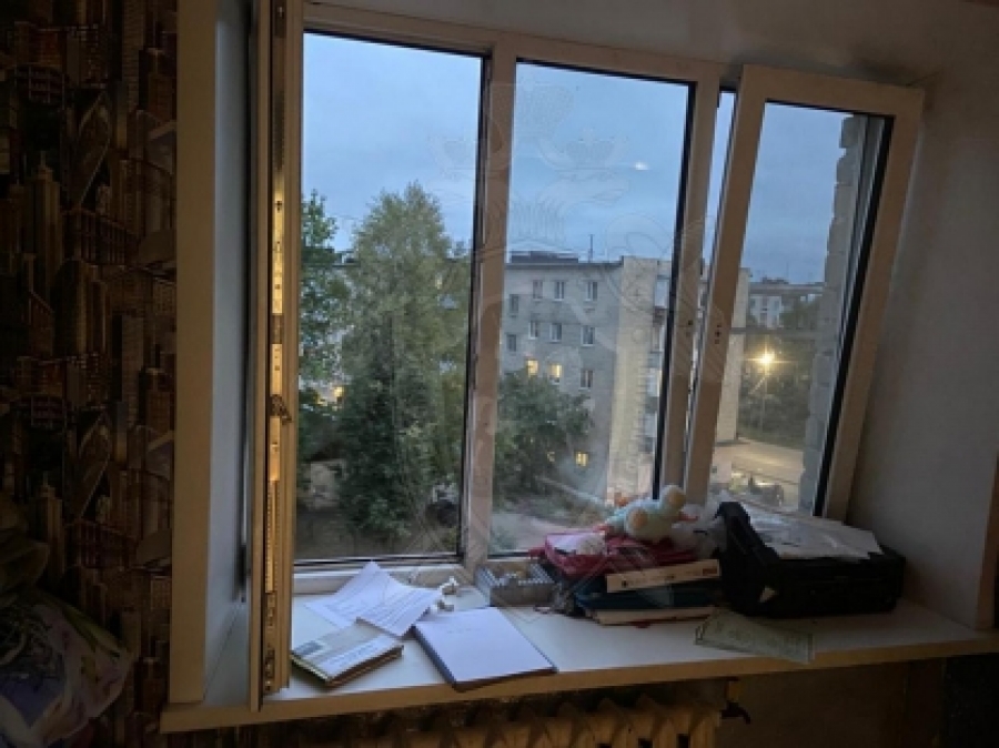 В костромском райцентре 6-летний мальчик выпал из окна квартиры на пятом этаже