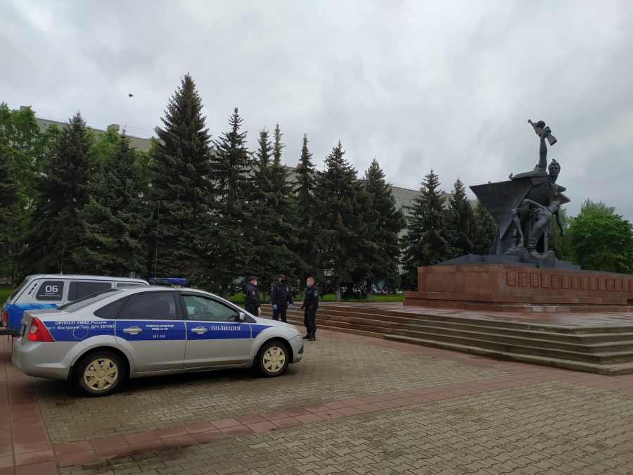 В Костроме полицейские охраняют памятники от любителей экстремального спорта