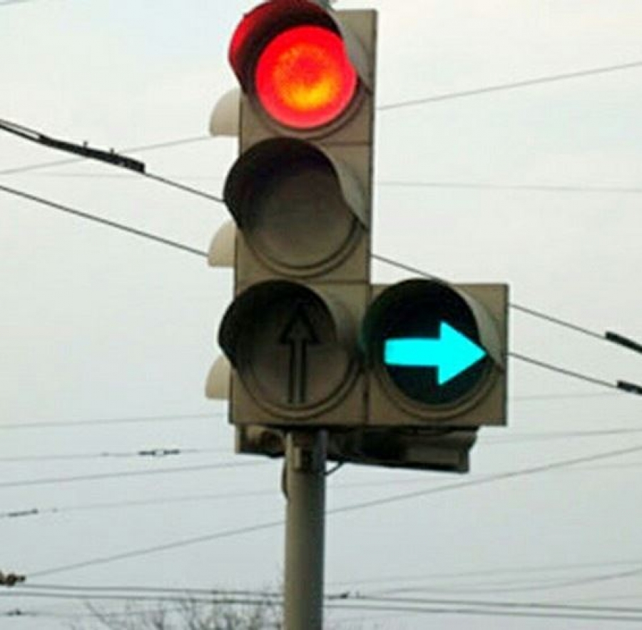 Нужно ли на светофоре. Светофор с дополнительной секцией. Светофор с дополнительной секцией направо. Дополнительная стрелка на светофоре. Зеленая стрелка светофора.