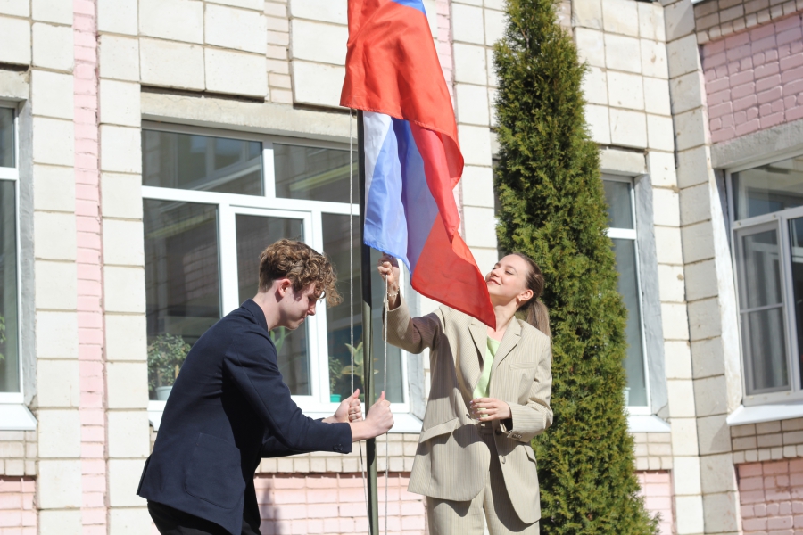 В одной из костромских школ учебную неделю будут начинать с поднятия флага под гимн РФ
