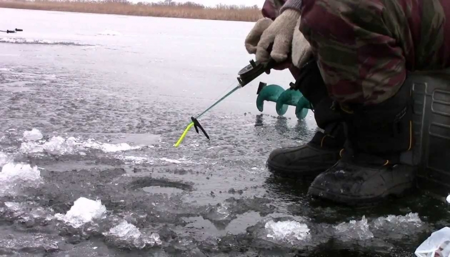 В Костроме замечены первые любители зимней рыбалки