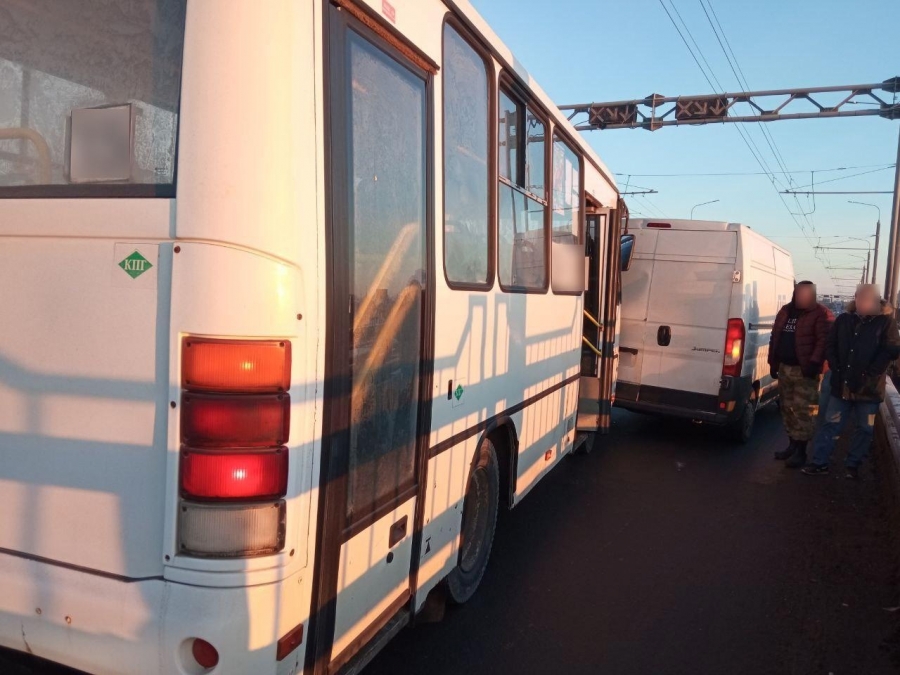 В Костроме автобус столкнулся с иномаркой на мосту через Волгу