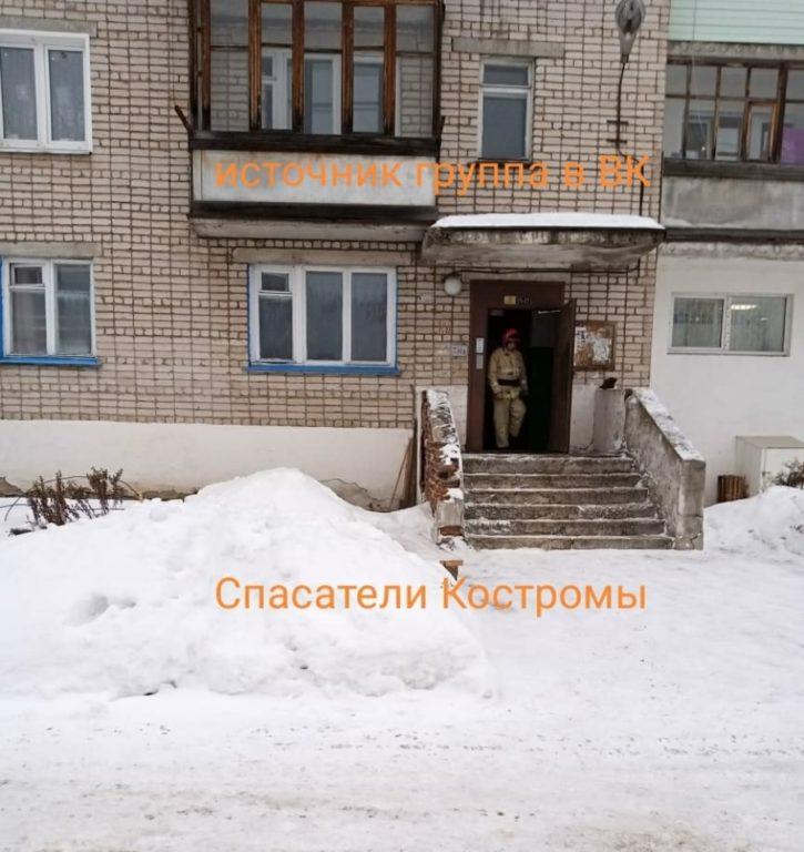 Костромские пожарные нашли тело женщины после вскрытия квартиры