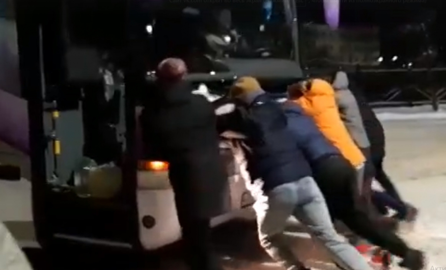 В Костроме застрял в сугробах автобус с журналистами со всей России