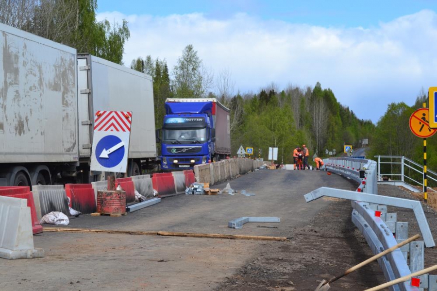 В Костромской области разрушается дорожное покрытие свежеотремонтированной трассы