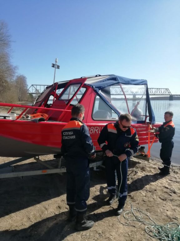 В Костроме спустили на воду новую быструю спасательную лодку