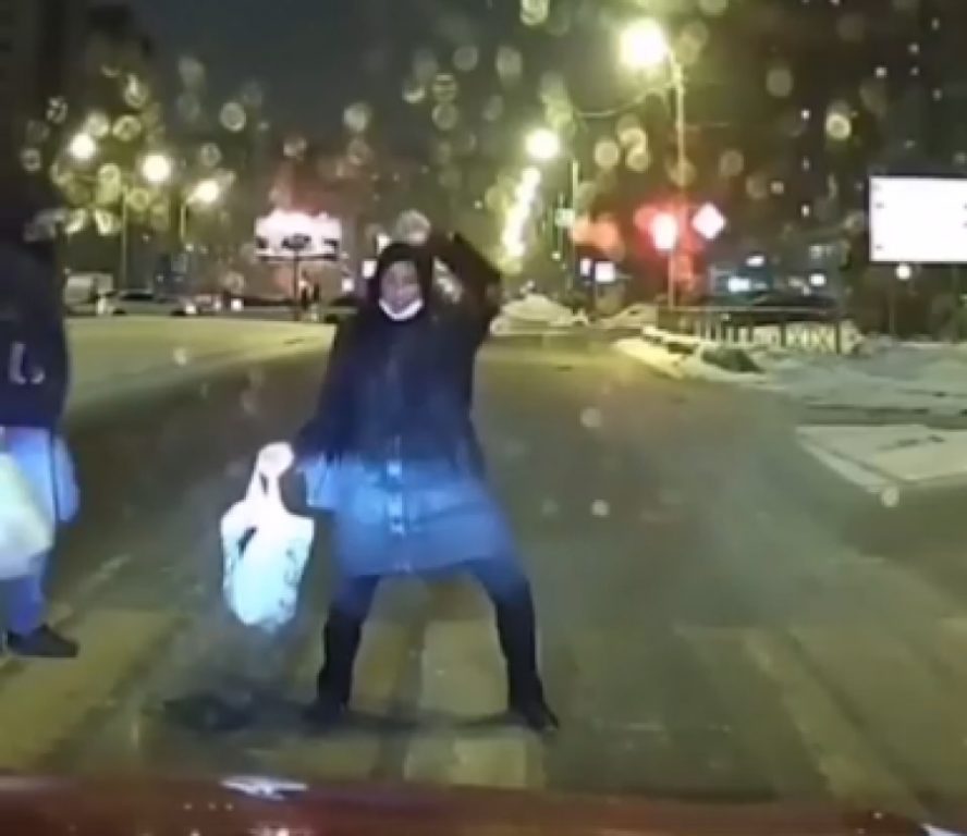 Костромичей развеселил зажигательный танец женщины на пешеходном переходе (ВИДЕО)