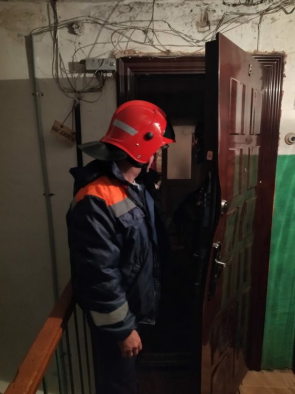 В Макарьеве спасатели раскрыли тайну дымящейся квартиры