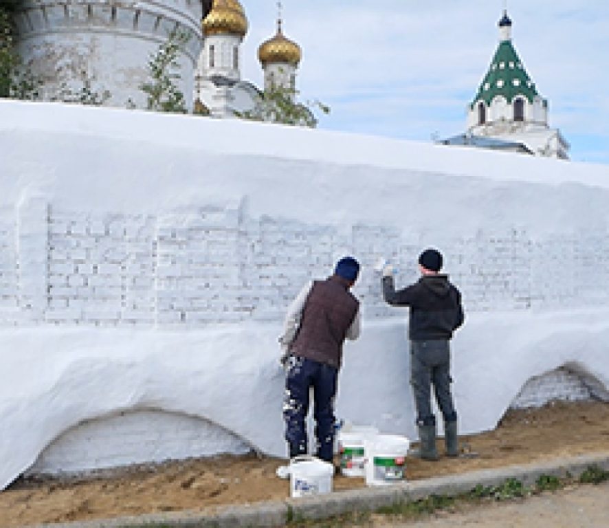 Стену Ипатьевского монастыря в Костроме превратили в невесть что