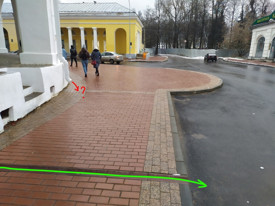 На ремонте исторического центра Костромы опять сэкономили: подрядчик забыл о лотках для отвода воды