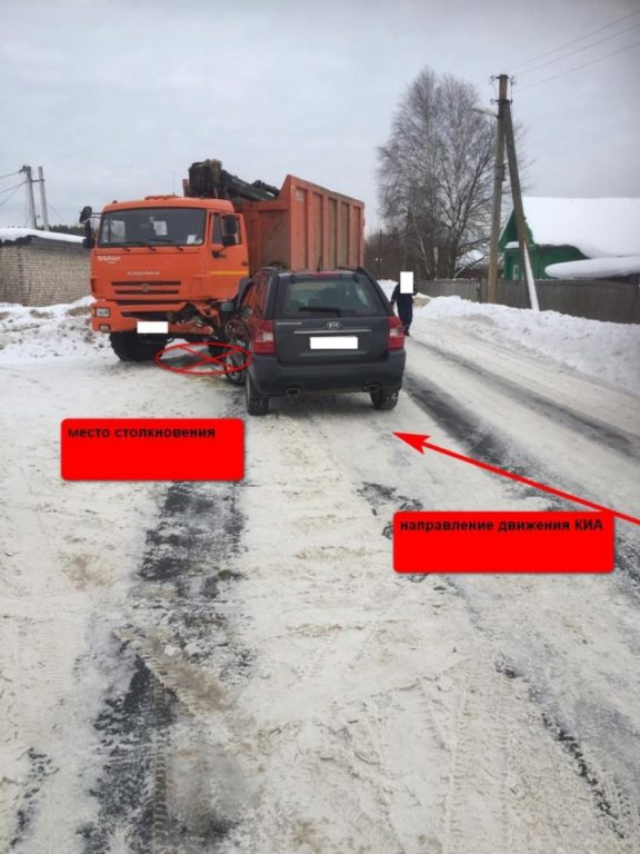 В Костромской области женщина-водитель кроссовера дерзко протаранила КАМАЗ