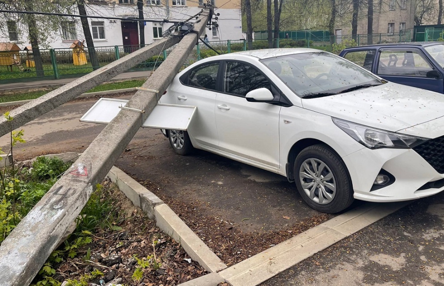 Ураганный ветер в Костроме повалил столб и дерево на несколько авто